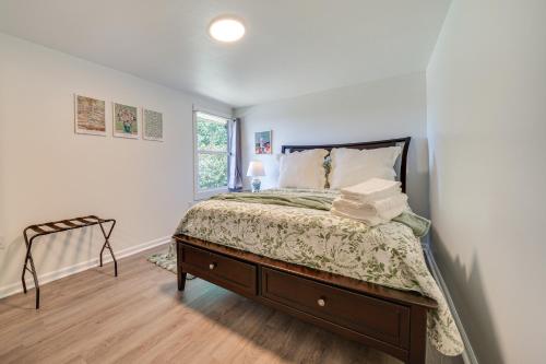 a bedroom with a bed and a window at half Mi to Yarrow Bay Family Home in Kirkland in Kirkland