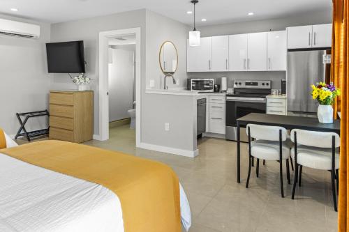 a bedroom with a kitchen and a dining room at Captiva Beach Resort (open private beach access) in Sarasota