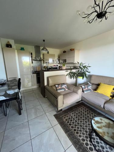 un salon avec un canapé et une table dans l'établissement Charme et calme, à Marseille