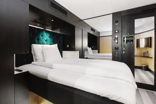 Postel nebo postele na pokoji v ubytování Vox Hotel