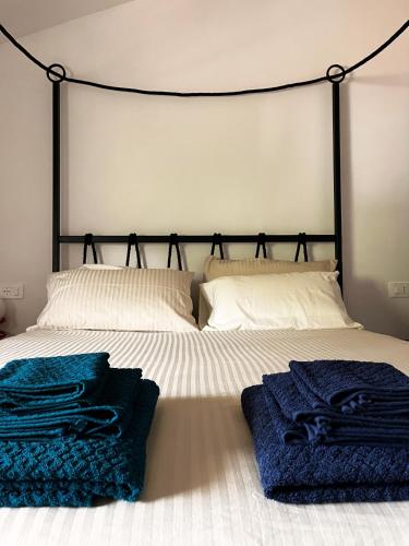 a bedroom with two beds with towels on them at L'Una Dimora in Certaldo