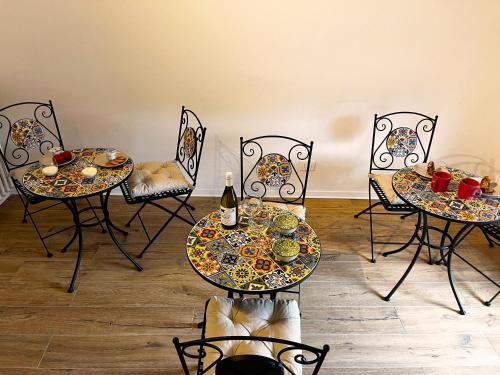 a room with two tables and chairs with food on them at L'Una Dimora in Certaldo