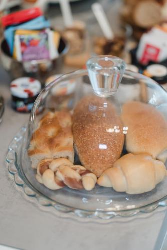 een glazen bord met een potje eten op een tafel bij La Residenza del Barone in Camerota