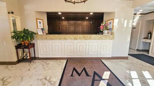 a lobby with a bar in the center of a building at Merry Acres Inn in Albany