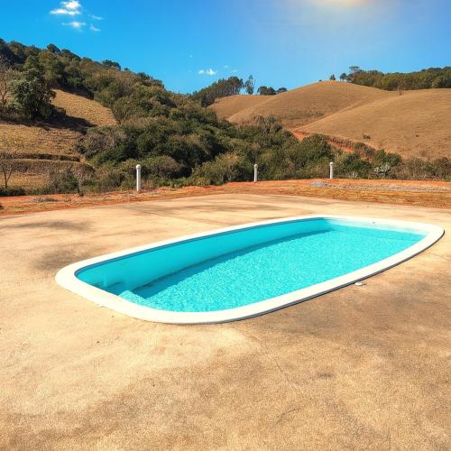 a swimming pool in the middle of a driveway at Pousada Recanto Dilello in Socorro