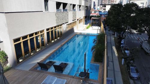eine Draufsicht auf ein Schwimmbad in einem Gebäude in der Unterkunft TrevizZo Allianz Parque Palmeiras in São Paulo