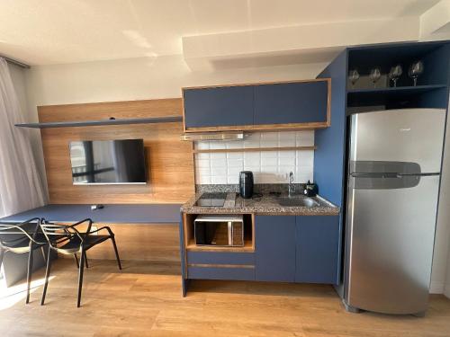 eine kleine Küche mit Spüle und Kühlschrank in der Unterkunft TrevizZo Allianz Parque Palmeiras in São Paulo