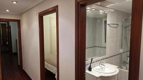 Ένα μπάνιο στο Beach Big Apartment With 3 Rooms Apartment Parking Included