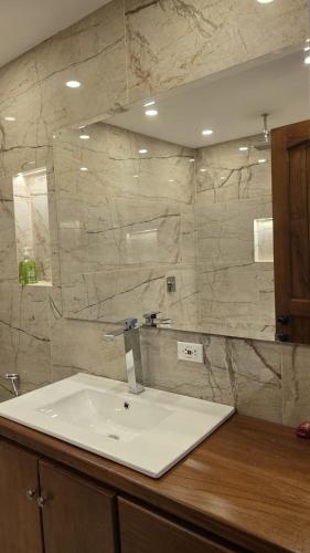 a bathroom with a sink and a mirror at Escencia raquireña in Ráquira