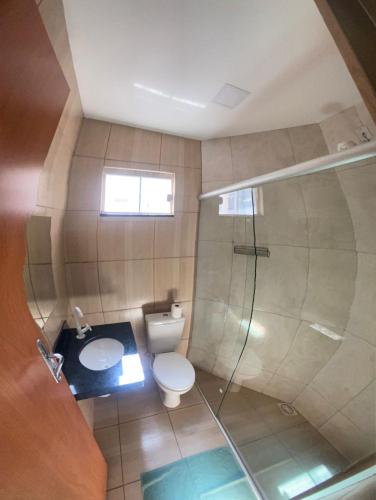 an overhead view of a bathroom with a toilet and shower at Hotel Ideal in Ribas do Rio Pardo