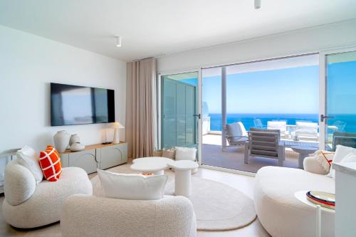 TV a/nebo společenská místnost v ubytování Bayview Hills Premium Pool Suite