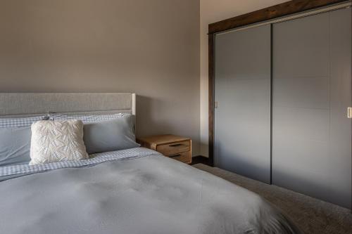 Una cama o camas en una habitación de Alpenglow Condo 26D