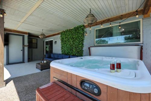 Φωτογραφία από το άλμπουμ του Amazing 4BR 2Bath Home w Hot Tub Pool & Game Room σε Γκάρλαντ