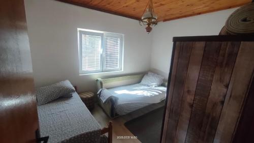 バールにあるHoliday house Nebojsaのベッドと窓のある小さな部屋