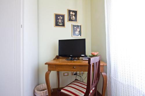TV a/nebo společenská místnost v ubytování B&B Roma Appia Davila25