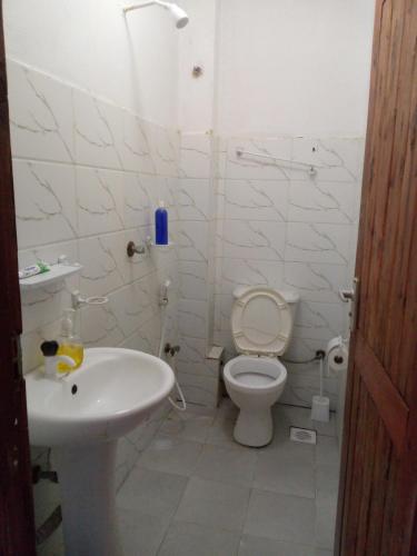 Ένα μπάνιο στο Fahari Homes