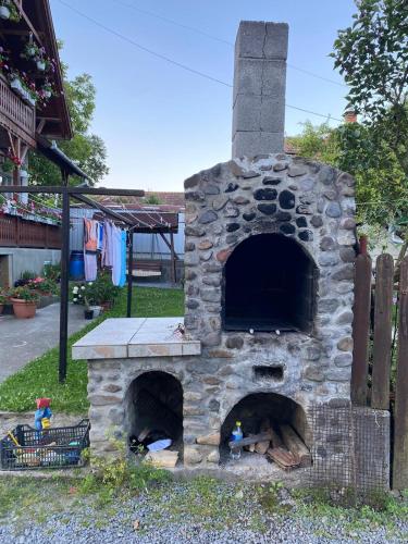 an outdoor oven with a stone ovenazaangeringfficientfficientfficientfficientfficient at Bettina Vendégház in Sovata