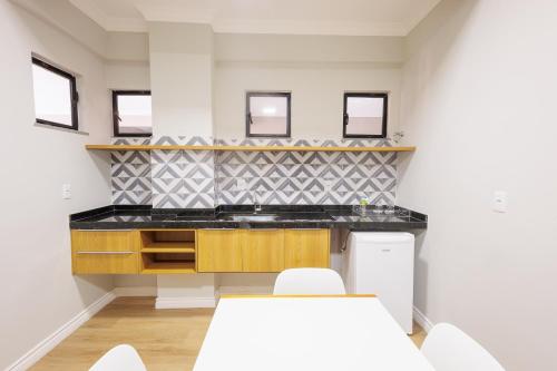 Η κουζίνα ή μικρή κουζίνα στο Marujos Suíte Hotel