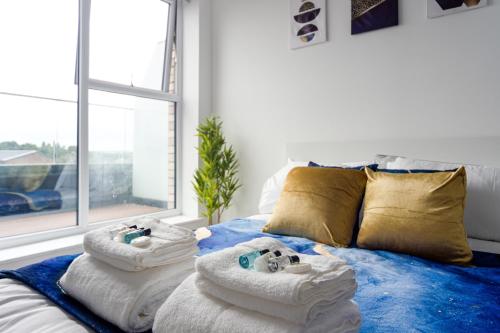 Cama o camas de una habitación en Step Free -Fully Private -Equipped Kitchen- 2 Bed 2 bathroom Dartford London Flat Mins from Bluewater and Station with 500mb Wifi