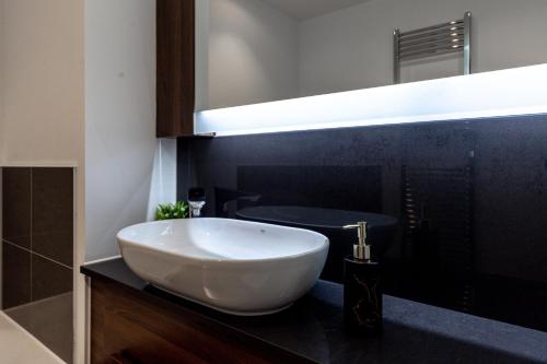 Un baño de Step Free -Fully Private -Equipped Kitchen- 2 Bed 2 bathroom Dartford London Flat Mins from Bluewater and Station with 500mb Wifi