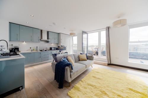 Una cocina o zona de cocina en Step Free -Fully Private -Equipped Kitchen- 2 Bed 2 bathroom Dartford London Flat Mins from Bluewater and Station with 500mb Wifi