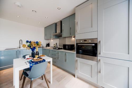 Una cocina o zona de cocina en Step Free -Fully Private -Equipped Kitchen- 2 Bed 2 bathroom Dartford London Flat Mins from Bluewater and Station with 500mb Wifi