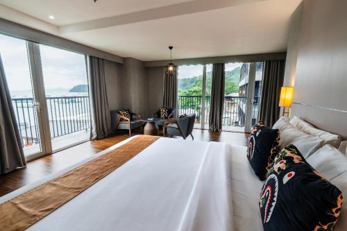 Un balcón o terraza en S Resort El Nido Managed by H Hospitality Group
