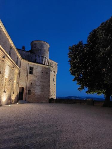an old castle with a tree in front of it at Casa Tuja in Roddi