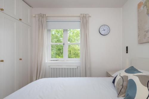 Ένα ή περισσότερα κρεβάτια σε δωμάτιο στο Modern 1BD with Private Outdoor Space in Sydenham