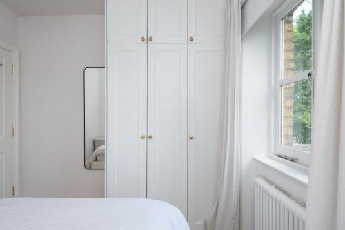 Ένα ή περισσότερα κρεβάτια σε δωμάτιο στο Modern 1BD with Private Outdoor Space in Sydenham