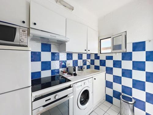 - une cuisine avec du carrelage en damier bleu et blanc dans l'établissement Stunning sea view on La Croisette, à Cannes