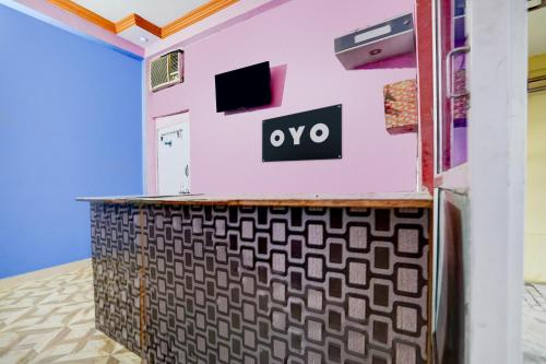 Televisyen dan/atau pusat hiburan di SPOT ON Parihar Hotel