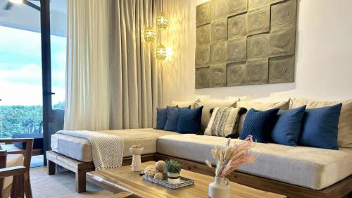 ALL-NEW Modern and Stylish Apartment with Rooftop Infinity Pool