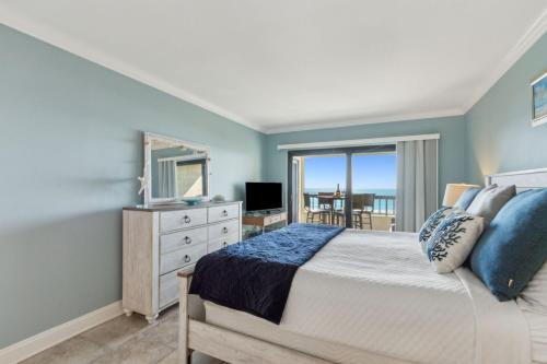 Un pat sau paturi într-o cameră la Amelia Surf and Racquet Club Condo - Ocean Front - 5th Floor - Pools - Tennis Courts - Sleeps 10