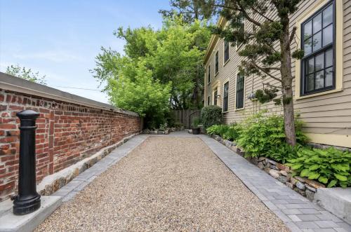 Fotografie z fotogalerie ubytování Artistic Historical home, walkDT v destinaci Salem