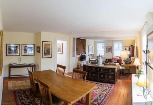 Fotografie z fotogalerie ubytování Artistic Historical home, walkDT v destinaci Salem