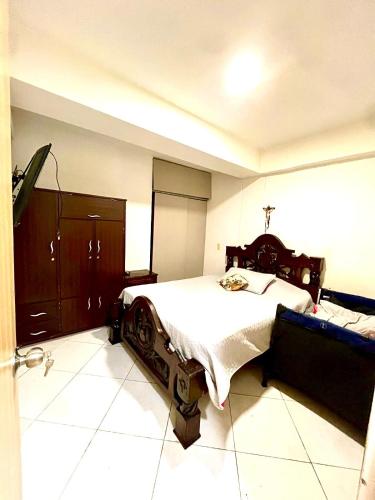 a bedroom with a bed with a cross on it at Urbanización Florida Norteamérica in Bello