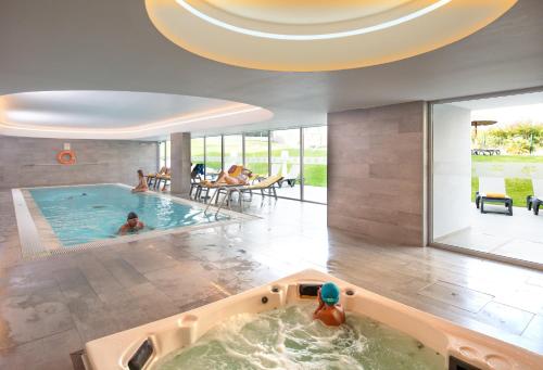 a swimming pool with a tub in a house at Interpass Vau Hotel Apartamentos in Portimão