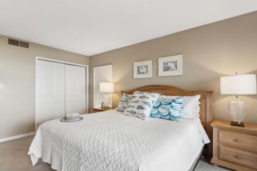 Un pat sau paturi într-o cameră la Amelia Surf and Racquet Club Condo - 5th Floor Ocean Front - Pools - Tennis Courts - Sleeps 4