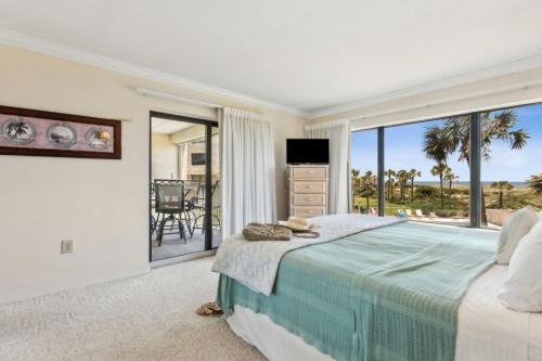 Un pat sau paturi într-o cameră la Amelia Surf and Racquet Club Condo - Ocean Front - 2nd Floor - Pools - Tennis Courts - Sleeps 6