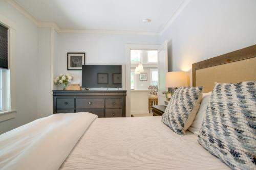 サウス・ヤーマスにあるWalk to Beaches Pet-Friendly Cape Cod Home!のベッドと薄型テレビのある寝室