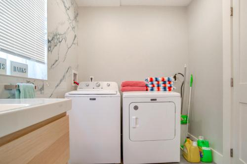 サウス・ヤーマスにあるWalk to Beaches Pet-Friendly Cape Cod Home!のコンロとシンクのある白いキッチン