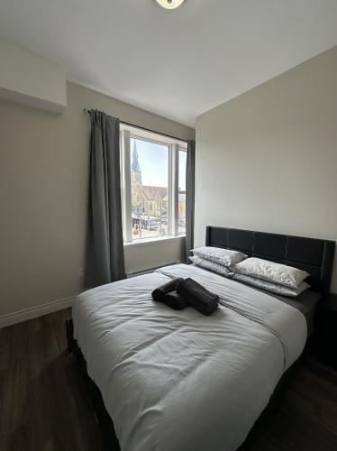 Postel nebo postele na pokoji v ubytování Furnished Simcoe Lofts