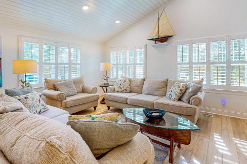 Χώρος καθιστικού στο Ocean Isle Hidden Retreat A