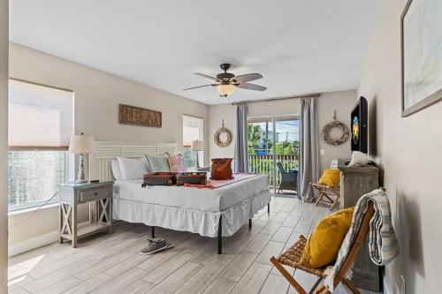 una camera da letto con un letto e un ventilatore a soffitto di 6 Bedrooms 4 Bath with sand and heated pool a Clearwater Beach