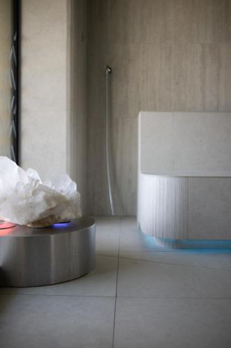 a bathroom with a tub and a shower with at Neueröffnung ELVA PREMIUM APARTMENT HOTEL inklusive Sommerpass STUBAI SUPER CARD in Neustift im Stubaital