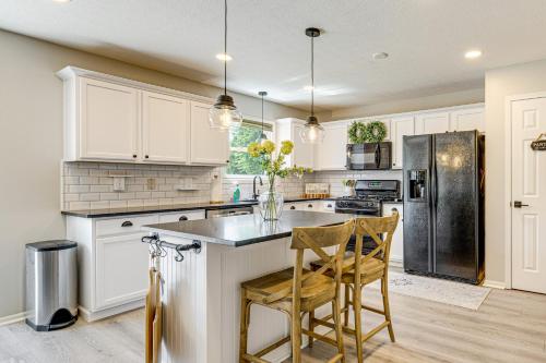 Stay and Play in Lewis Center Home with Spacious Deckにあるキッチンまたは簡易キッチン