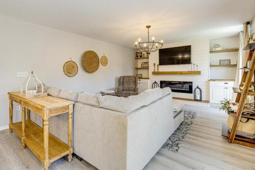 Stay and Play in Lewis Center Home with Spacious Deckにあるキッチンまたは簡易キッチン