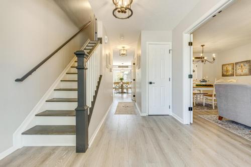 Lewis CenterにあるStay and Play in Lewis Center Home with Spacious Deckのギャラリーの写真
