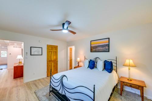 リホボスビーチにあるCoastal Comfort Rehoboth Beach Getaway with Porch!の青い枕が付いた大きなベッドのある寝室